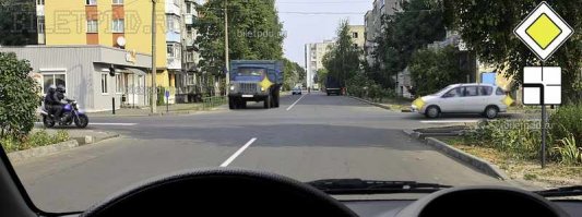 Обязательно обзываться?
Вот тебе для приличия пример. Как думаешь, кому в данном случае нужно уступить дорогу?  По твоей теории? Ситуация в данном случае похожа.