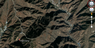 Это одно и то же место.N-значит-север.
Сравнивай и смотри-КУДА показывает красная стрелка.