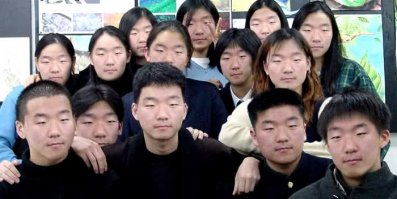 Ещё один факт :
Состоятельные люди в Поднебесной нанимают двойников и отправляют их тюрьму вместо себя отбывать наказание.
Может китайцы и знают  как отличить одного от другого , но вот КАК ?