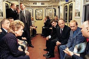 ещё одно фото, в которые сложно поверить:
Путин едет на работу в метро, а водитель - Димон