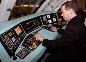 ещё одно фото, в которые сложно поверить:
Путин едет на работу в метро, а водитель - Димон