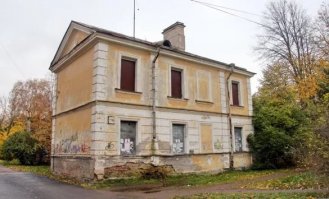 Вот я не пойму. В любом городе, при желании можно найти такие не парадные места, тем более в промзонах и на окраинах.
Смотрите, как всё просто! Это фото, какого-то захолустного городка. Неправда ли депрессивные фотографии.
Может кто-нибудь подскажет, что это за город?