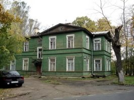 Вот я не пойму. В любом городе, при желании можно найти такие не парадные места, тем более в промзонах и на окраинах.
Смотрите, как всё просто! Это фото, какого-то захолустного городка. Неправда ли депрессивные фотографии.
Может кто-нибудь подскажет, что это за город?
