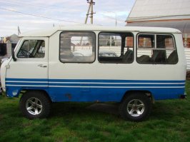 Это вариация на тему УАЗ-2206  вахтовки "Кубанец". Не такая уж и редкая была вещь.