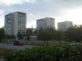 Есть схожесть в архитектуре. По порядку:
ДК; сталика; многоэтажки на фоне бульвара. Ну и панорама одного из микрорайонов. Есть парки, скверы. На счёт чистоты - стало хуже.