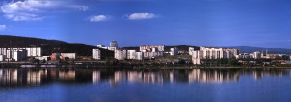 Есть схожесть в архитектуре. По порядку:
ДК; сталика; многоэтажки на фоне бульвара. Ну и панорама одного из микрорайонов. Есть парки, скверы. На счёт чистоты - стало хуже.