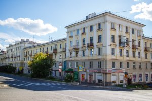 Есть схожесть в архитектуре. По порядку:
ДК; сталика; многоэтажки на фоне бульвара. Ну и панорама одного из микрорайонов. Есть парки, скверы. На счёт чистоты - стало хуже.