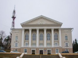 Есть схожесть в архитектуре. По порядку:
ДК; сталика; многоэтажки на фоне бульвара. Ну и панорама одного из микрорайонов. Есть парки, скверы. На счёт чистоты - стало хуже.