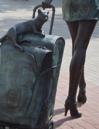 Скульптор сделал упор на ноги. Тут не то кота