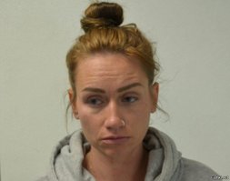 Погодите!!! Так эта барышня в центре уже вчера здесь засветилась на фишках!
Это же та похотливая училка, которая малолеток развращала.
Так вот оно чо, Михалыч...