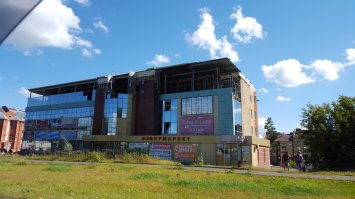 Четыре раза в течении 2-х лет туда ездил, а на этот комплекс у въезда в город местные вообще забили .  А так городок интересный .