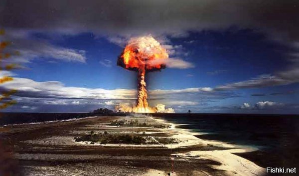На заглавной фотографии - термоядерная бомба, испытанная Францией на атолле Фангатоуфа, 1968-й год, вот следующие кадры:


А вот - Царь-бомба:

И весь текст - как девятиклассником написан, всё больше о Сахарове, чем о бомбе..
"Слойка Сахарова" - это первая советская термоядерная бомба РДС-6с, а "Кузькина мать" АН602 "слойкой" не была ни разу, в основу должна была лечь реакция Джекила - Хайда!
Центральный заряд "Царь-бомбы", давший выход энергии в 58.6 мегатонны, был выполнен по схеме Улама-Теллера.
Средством доставки подобных бомб СССР располагал - это межконтинентальная баллистическая ракета УР-500, после ряда модификаций известная сейчас как ракета-носитель "Протон-М".
В общем, твёрдая "двойка" за знание материала и плохо отредактированный текст с детскими словечками: "шпионы", "придумать бомбу", абсолютно не читаемое "Советский Союз уже к тому времени испытывали большие устройства в атмосфере", "Грибное облако" 
"У США был шпионский самолет в нескольких десятках километров от взрыва" - всё, жЫрная точка. Самолёт. У США. Прям над советским ядерным полигоном! После Пауэрса, сбитого годом ранее.
Минус, ребята, большой, жирный, заслуженный минус за незнание и искажение отечественной истории.