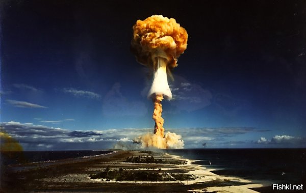 На заглавной фотографии - термоядерная бомба, испытанная Францией на атолле Фангатоуфа, 1968-й год, вот следующие кадры:


А вот - Царь-бомба:

И весь текст - как девятиклассником написан, всё больше о Сахарове, чем о бомбе..
"Слойка Сахарова" - это первая советская термоядерная бомба РДС-6с, а "Кузькина мать" АН602 "слойкой" не была ни разу, в основу должна была лечь реакция Джекила - Хайда!
Центральный заряд "Царь-бомбы", давший выход энергии в 58.6 мегатонны, был выполнен по схеме Улама-Теллера.
Средством доставки подобных бомб СССР располагал - это межконтинентальная баллистическая ракета УР-500, после ряда модификаций известная сейчас как ракета-носитель "Протон-М".
В общем, твёрдая "двойка" за знание материала и плохо отредактированный текст с детскими словечками: "шпионы", "придумать бомбу", абсолютно не читаемое "Советский Союз уже к тому времени испытывали большие устройства в атмосфере", "Грибное облако" 
"У США был шпионский самолет в нескольких десятках километров от взрыва" - всё, жЫрная точка. Самолёт. У США. Прям над советским ядерным полигоном! После Пауэрса, сбитого годом ранее.
Минус, ребята, большой, жирный, заслуженный минус за незнание и искажение отечественной истории.