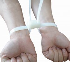 Хотелось бы обратить внимание уважаемого автора на тот факт, что в штатах используют не обычные нейлоновые стяжки, а специализированные... с которыми подобные номера для снятия не прокатывают.
П.С. Не знаю уж какие пользуют наши стражи правопорядка. И используют ли, вообще, сейчас что-то окромя стальных браслетов