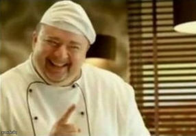 Карточная рулетка в кафе: Официантка выбирает одну из карт клиентов для оплаты по счету