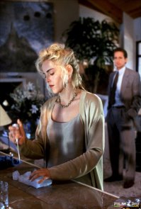 Катю Трамел тоже никто не хотел играть. 

Шэрон Стоун оказалась единственной из четырнадцати актрис, которая согласилась на роль Кэтрин Трэмелл. До неё на роль также пробовались: Ким Бейсингер, Джулия Робертс, Мег Райан, Мишель Пфайффер и другие.