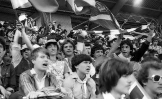 В посте перемешаны правдивые факты, домыслы и откровенная ложь.
Например, то, что не было особых сообщений в прессе  это правда, партия и правительство берегли народ от лишних переживаний. И не только об этом не писали, но и старались вообще не травмировать народ рассказами о катастрофах. 

А вот, как бы "размахивать руками" на стадионах никто не запрещал, это враньё. Просто еще моды не было сильно махать конечностями, но кому хотелось махали. Перед матчами народ поголовно не шмонали, как сейчас, на трибуны можно было пронести фактически все, что угодно. Менты могли вывести с матча, например, за кидание предметов, причем поле было далеко, поэтому кидались большей частью в ментов, которые сидели-стояли на нижнем ряду. Но это было относительно редко. 

Болелы ментов  действительно недолюбливали, но никто бы в СССР не стал бы устраивать какие-то давки специально, не тот менталитет был у людей, все работали по инструкциям, поэтому и обвинить-то кого-то было сложно в этой ситуации. Так вот сложилось. Холод, из-за этого много одежды на людях и скученность на одной трибуне, ясный исход матча, гол на последних минутах, обледенение лестницы... Вечная память погибшим.