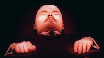 Уважаю культ Санта Муэрте!!! Ибо наш культ, вечно живых и ходячих мертвецов, просто страшен!!!  
Там живые люди наряжаются в мертвецов, а у нас мертвецы выглядят как живые