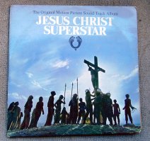 Шикарная подборка. В своё время работал дискжокеем. Теперь в Европе покупаю старые альбомы западных исполнителей. Не чтобы слушать. Чисто для ностальгии. Что интересно, большую их часть покупал всего за 1 евро. А недавно нашел на улице целый ящик с пластинками Битлов. Вот только несколько. Если все выставлять, надо засесть у компа на несколько дней...