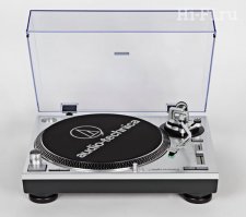 Наложить, синхронизировать... намного сложнее, чем записать напрямую :) Если вы заметили, там и песни синхронны с положением иглы на дорожке. И, если посмотреть на стоп-кадре - хорошо видна этикетка пластинки ;) К чему сложности?
Раньше у него были обычные проигрыватели (как и на этом видео), звук с которых ещё надо было оцифровывать, то бишь, нужна ещё нормальная звуковая карта, а на последних проигрыватель (японский Audio-Technica AT-LP120 USB, фото), который оцифровывает сам и свободно подключается к компу через USB (комьютер видит его как обычную аудиокарту)