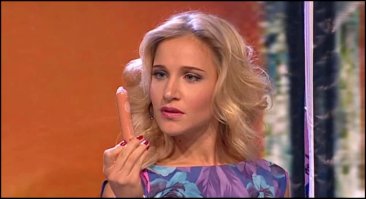 Юля, не отвлекайся - продолжай разглядывать сосиску!