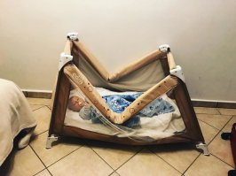 Это складной манеж, И у этого манежа защелки в длинных палках на месте не фиксируются. Эта проблема почти всех манежей.  По себе знаю.  Мы как минимум 3 перепробовали.