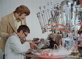 Не! Не поместится настоящая машина времени в легковушку! Разве, что в кунг Камаза!