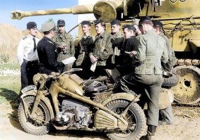 на 2-х фото, скорее всего, перепутаны комментарии:
это PZ-VI "Тигр"(т.е. название фото - "Солдаты 9-й дивизии СС "Гогенштауфер" в Нормандии.")