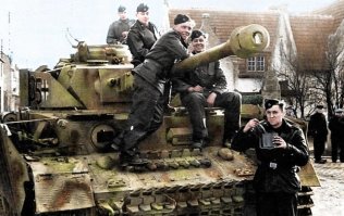 А это PZ-IV(название фото-Группа солдат на фоне немецкого танка "Панцер-IV".)
