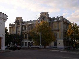 Владимирский государственный гуманитарный университет, рядом с Золотыми воротами, бывшее реальное училище. Здесь учился Венечка Ерофееев, ( в 1961-1962, один год, отчислен за "за моральное, нравственное и идейное разложение студентов".