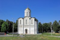Как человек, проживший в это городе 20 лет своей жизни добавлю:

основан в 990 г:
это фрагмент резьбы на Дмитриевском соборе

Троицкая церковь 1913-16 гг:
При советской власти была музеем хрусталя и лаковой миниатюры (ИМХО - такой и надо было оставаться)

Бывшее здание Городской думы 1907 г
При советской власти там был дворец пионеров, куда я ходил на кружок авиалюбителей. То, что справа это новострой сбербанка.

Владимирский колхозник.
Не колхозник это, а тракторостроитель. На центральной площади города, которая теперь называется соборной, а при коммунистах называлась площадью свободы, в честь старого 850-летия города установлена стелла, называемая в народе Три бездельника, часть которой и сфотографировал автор поста. Рабочий с моделькой трактора в руках смотрит в сторону тракторного завода, 

воин - в сторону Золотых ворот (охраняет город от вторжения москвичей:))

а зодчий в сторону успенского собора.


Водонапорная башня 1912 г.
В этом здании, соседствующем с Золотыми Воротами находится музей, посвященный истории города.

Владимирские подворотни
Подворотня, сфотографированная автором, находится в 10 метрах от центральной улицы города. Тут всё, как обычно - фасад для туристов покрасили, остальное распилили.

Памятник Ленину установлен очень интересно: 
Сначала на этом постаменте стоял бронзовый памятник Александру II, потом гипсовый памятник античной женщине по имени Свобода, потом памятник Ленину с рукой, указывающей на Успенский собор и последний, стоящий до сих пор - тот, что на фото. Сейчас сзади этого памятника здание госбанка, а с другой стороны площади на него смотрит памятник Андрею Рублёву, который рисует с натуры Ленина:)