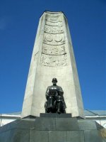 Как человек, проживший в это городе 20 лет своей жизни добавлю:

основан в 990 г:
это фрагмент резьбы на Дмитриевском соборе

Троицкая церковь 1913-16 гг:
При советской власти была музеем хрусталя и лаковой миниатюры (ИМХО - такой и надо было оставаться)

Бывшее здание Городской думы 1907 г
При советской власти там был дворец пионеров, куда я ходил на кружок авиалюбителей. То, что справа это новострой сбербанка.

Владимирский колхозник.
Не колхозник это, а тракторостроитель. На центральной площади города, которая теперь называется соборной, а при коммунистах называлась площадью свободы, в честь старого 850-летия города установлена стелла, называемая в народе Три бездельника, часть которой и сфотографировал автор поста. Рабочий с моделькой трактора в руках смотрит в сторону тракторного завода, 

воин - в сторону Золотых ворот (охраняет город от вторжения москвичей:))

а зодчий в сторону успенского собора.


Водонапорная башня 1912 г.
В этом здании, соседствующем с Золотыми Воротами находится музей, посвященный истории города.

Владимирские подворотни
Подворотня, сфотографированная автором, находится в 10 метрах от центральной улицы города. Тут всё, как обычно - фасад для туристов покрасили, остальное распилили.

Памятник Ленину установлен очень интересно: 
Сначала на этом постаменте стоял бронзовый памятник Александру II, потом гипсовый памятник античной женщине по имени Свобода, потом памятник Ленину с рукой, указывающей на Успенский собор и последний, стоящий до сих пор - тот, что на фото. Сейчас сзади этого памятника здание госбанка, а с другой стороны площади на него смотрит памятник Андрею Рублёву, который рисует с натуры Ленина:)