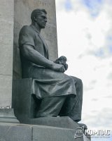 Как человек, проживший в это городе 20 лет своей жизни добавлю:

основан в 990 г:
это фрагмент резьбы на Дмитриевском соборе

Троицкая церковь 1913-16 гг:
При советской власти была музеем хрусталя и лаковой миниатюры (ИМХО - такой и надо было оставаться)

Бывшее здание Городской думы 1907 г
При советской власти там был дворец пионеров, куда я ходил на кружок авиалюбителей. То, что справа это новострой сбербанка.

Владимирский колхозник.
Не колхозник это, а тракторостроитель. На центральной площади города, которая теперь называется соборной, а при коммунистах называлась площадью свободы, в честь старого 850-летия города установлена стелла, называемая в народе Три бездельника, часть которой и сфотографировал автор поста. Рабочий с моделькой трактора в руках смотрит в сторону тракторного завода, 

воин - в сторону Золотых ворот (охраняет город от вторжения москвичей:))

а зодчий в сторону успенского собора.


Водонапорная башня 1912 г.
В этом здании, соседствующем с Золотыми Воротами находится музей, посвященный истории города.

Владимирские подворотни
Подворотня, сфотографированная автором, находится в 10 метрах от центральной улицы города. Тут всё, как обычно - фасад для туристов покрасили, остальное распилили.

Памятник Ленину установлен очень интересно: 
Сначала на этом постаменте стоял бронзовый памятник Александру II, потом гипсовый памятник античной женщине по имени Свобода, потом памятник Ленину с рукой, указывающей на Успенский собор и последний, стоящий до сих пор - тот, что на фото. Сейчас сзади этого памятника здание госбанка, а с другой стороны площади на него смотрит памятник Андрею Рублёву, который рисует с натуры Ленина:)