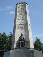 Как человек, проживший в это городе 20 лет своей жизни добавлю:

основан в 990 г:
это фрагмент резьбы на Дмитриевском соборе

Троицкая церковь 1913-16 гг:
При советской власти была музеем хрусталя и лаковой миниатюры (ИМХО - такой и надо было оставаться)

Бывшее здание Городской думы 1907 г
При советской власти там был дворец пионеров, куда я ходил на кружок авиалюбителей. То, что справа это новострой сбербанка.

Владимирский колхозник.
Не колхозник это, а тракторостроитель. На центральной площади города, которая теперь называется соборной, а при коммунистах называлась площадью свободы, в честь старого 850-летия города установлена стелла, называемая в народе Три бездельника, часть которой и сфотографировал автор поста. Рабочий с моделькой трактора в руках смотрит в сторону тракторного завода, 

воин - в сторону Золотых ворот (охраняет город от вторжения москвичей:))

а зодчий в сторону успенского собора.


Водонапорная башня 1912 г.
В этом здании, соседствующем с Золотыми Воротами находится музей, посвященный истории города.

Владимирские подворотни
Подворотня, сфотографированная автором, находится в 10 метрах от центральной улицы города. Тут всё, как обычно - фасад для туристов покрасили, остальное распилили.

Памятник Ленину установлен очень интересно: 
Сначала на этом постаменте стоял бронзовый памятник Александру II, потом гипсовый памятник античной женщине по имени Свобода, потом памятник Ленину с рукой, указывающей на Успенский собор и последний, стоящий до сих пор - тот, что на фото. Сейчас сзади этого памятника здание госбанка, а с другой стороны площади на него смотрит памятник Андрею Рублёву, который рисует с натуры Ленина:)