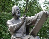 Как человек, проживший в это городе 20 лет своей жизни добавлю:

основан в 990 г:
это фрагмент резьбы на Дмитриевском соборе

Троицкая церковь 1913-16 гг:
При советской власти была музеем хрусталя и лаковой миниатюры (ИМХО - такой и надо было оставаться)

Бывшее здание Городской думы 1907 г
При советской власти там был дворец пионеров, куда я ходил на кружок авиалюбителей. То, что справа это новострой сбербанка.

Владимирский колхозник.
Не колхозник это, а тракторостроитель. На центральной площади города, которая теперь называется соборной, а при коммунистах называлась площадью свободы, в честь старого 850-летия города установлена стелла, называемая в народе Три бездельника, часть которой и сфотографировал автор поста. Рабочий с моделькой трактора в руках смотрит в сторону тракторного завода, 

воин - в сторону Золотых ворот (охраняет город от вторжения москвичей:))

а зодчий в сторону успенского собора.


Водонапорная башня 1912 г.
В этом здании, соседствующем с Золотыми Воротами находится музей, посвященный истории города.

Владимирские подворотни
Подворотня, сфотографированная автором, находится в 10 метрах от центральной улицы города. Тут всё, как обычно - фасад для туристов покрасили, остальное распилили.

Памятник Ленину установлен очень интересно: 
Сначала на этом постаменте стоял бронзовый памятник Александру II, потом гипсовый памятник античной женщине по имени Свобода, потом памятник Ленину с рукой, указывающей на Успенский собор и последний, стоящий до сих пор - тот, что на фото. Сейчас сзади этого памятника здание госбанка, а с другой стороны площади на него смотрит памятник Андрею Рублёву, который рисует с натуры Ленина:)