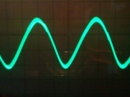 Некоторые хорошие мигают в обоих диапазонах. Вот фотодиодом посмотрел одну из хороших ламп. Небольшая размазанность - ВЧ-составляющая. Цена деления - 5 мВ.
Другая лампа того же производителя дала по нулям.