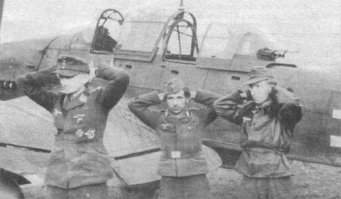 Правда, в России благодаря преимуществу немцев в воздухе Штуки всё-таки успели повоевать (ц)
фигасе - "успели повоевать"...Как будто речь о каком-то десятке музейных экспонатов. Штуки выпускали до конца 44-го, и в основном воевали они на Восточном фронте. И вполне эффективно для такого устаревшего аэроплана. А некоторые борзописцы даже утверждают, что именно они спасли немцев от "второго Сталинграда" в районе Карачева, "остановив" наши танки, что, конечно, бред. На Западе к концу войны они только над Арденнами и в Сев.Италии пару раз показались.