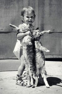 "ежик, любящий приключения"? Вы серьёзно? Вот прямо утром такой встал и говорит: "Эй, двуногая дура! Пошли-ка сегодня фоточек в Инстаграмм на природе наделаем!"
Честно говоря, глядя на это всё, стало жалко бедное животное.
А автор, похоже, ещё с детства животных "любит".