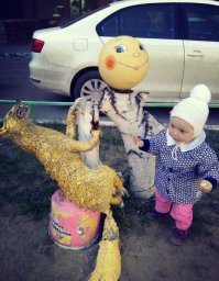 во круто . настоящее чучело лисы , покрашенное желтой краской . Ничего для детей не жалеют