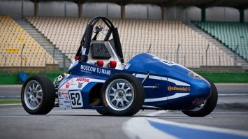 МАМИшные автомобили. раз в несколько лет обновляют постамент возле универа