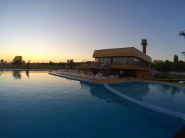 У нас в городе есть бювет с минеральным источником воды. Одно время его закрыли и забросили, 2 года назад здание и бассейн выкупили и начали реставрацию. И как оказалось на 2м этаже, где делали ресторан была мозаика 60х годов. С начала хотели все разломать, но потом решили оставить. И не зря, в живую смотрится замечательно. Правда в полный размер у меня нет фотки.......