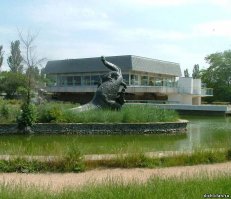 У нас в городе есть бювет с минеральным источником воды. Одно время его закрыли и забросили, 2 года назад здание и бассейн выкупили и начали реставрацию. И как оказалось на 2м этаже, где делали ресторан была мозаика 60х годов. С начала хотели все разломать, но потом решили оставить. И не зря, в живую смотрится замечательно. Правда в полный размер у меня нет фотки.......
