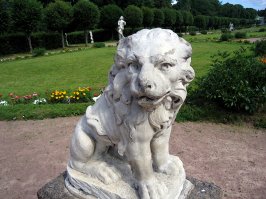 Вот что хелиоптер животворящий делает! Отлично.
Хотяс цветами было бы еще лучше.
С земли всё попроще выглядит: