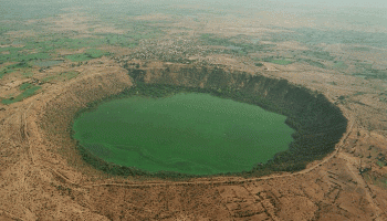 А кратер-то где? Я увидел лишь очертания города круглой формы, ни намека на вогнутую, чашеобразную поверхность, и никакого озерка посреди этого кратера - учитывая вовсе не засушливый климат Германии.