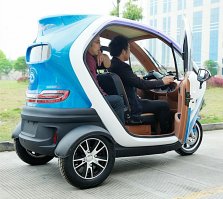 Электрический трицикл TZ-002
Стоит 200тр (3300$)
Слабые свинцовые аккумуляторы, можно поменять на более мощные и ёмкие литийионные. Пробег на зарялке-60км,скорость 50км/ч