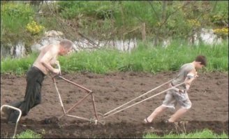 Постановочное фото. Я один раз так попробовал...Ага, тот случай... А я побольше пацаненка буду