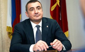 Если не Путин, то Дюмин? Или оба сразу?  
Уже в который раз попадается подобная аналитика! А как полагаете вы?
Я бы хотела обратить внимание на две вещи. Во-первых, на стремительную, "через колено" смену губернаторов, которая объясняется так: "они должны обеспечить результат на президентских выборах-2018". Это звучит довольно странно   ведь выборы вроде не представляют проблемы, если на них идет Путин? Другое дело, если он на них не идет. Тогда да   кто-то должен "обеспечить результат" какого-то кандидата, на кого укажут.

И второе: мониторинг Первого телеканала и "России-24" показывает, что губернатор Тульской области Алексей Дюмин появляется на них примерно раз в неделю (бывает и чаще)   и в рамках четко разработанного медиа-плана. Причем события с его участием иногда прямо высасывают из пальца: ну, а что вы хотели от провинциальной Тулы, которая должна обеспечить вхождение в федеральную повестку?

Видно, что с Дюминым работают по-крупному, присылая ему на медиа-подмогу всяких заметных федеральных персонажей. То Золотов ему медаль "За содействие" вручает, то группа "Любе" гимн для Тулы пишет, то Дюмин в Совете Федерации выступает, то на ярмарке регионов с Медведевым болтает. То вот в Туле решили набережную сделать   и уже урбанисты раскладывают свои 3D вокруг Дюмина, то Пиманов со своим "Крымом" в Тулу едет 

И речи ему пишет кто-то такие пафосные, что зачитывая их, он делается непохожим на самого себя 

В общем факт налицо: идет целенаправленная раскрутка Дюмина   с медиапланом, федеральной поддержкой и пр. При том, что Дюмин в целом производит впечатление "нормального русского мужика", вызывающего скорее симпатию, совершенно очевидно, что в этой игре он   фигура ведомая и несамостоятельная.

Кстати выборы президента 18 марта 2018 г.   это ровно в "день взятия Крыма", и тут Дюмин, который и командовал там "вежливыми человечками", как нельзя кстати. Прямо-таки готовый слоган: "Взял Крым   возьму и Россию!" Или еще лучше: "Вернул Крым   верну и все остальное!" ("назад в СССР").

Сам образ "вежливого человека", идущего на выборы президента   тоже имеет огромный потенциал для раскрутки 

Тут и Путин подливает масла в огонь, в очередной раз заявляя, что "еще не решил, идти ли на выборы"  В общем, как говорится, будем готовы и к такому развитию событий.

Однако раскрутка Дюмина может быть не только в расчете на то, что он пойдет на выборы вместо Путина, но и на то, что пойдет вместе с Путиным. Так Кремль добивается, во-первых, обновления "линейки кандидатов" для роста интереса к выборам и явки. А во-вторых, получает гарантии от снятия всех остальных кандидатов (прежде обычно Миронов выступал "гарантом" того, что основной кандидат не окажется один и что выборы состоятся).

Дюмин может стать на грядущих выборах "Лебедем-2"   повтором генерала Александра Лебедя на выборах Ельцина в 1996 году, только с обратным знаком. Если за неделю до выборов рейтинги Дюмина будут приличными, он может снять свою кандидатуру в пользу Путина. А может и не снять   "если что-то пойдет не так".

Участие Дюмина в выборах в качестве дублера Путина станет и проверкой его избирательной привлекательности   мало ли что, вдруг через год-два придется снова выбирать президента, Путин ведь не вечный.

Вот, кстати, и фотосессию к выборам уже сделали подходящую: березки русские, дорога, уходящая вдаль 

  Берегите Россию