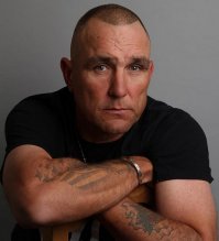 пока без звука смотрел думал Винни Джонс, трейлер к новому фильму:)
Большой куш 2 (Сп**дили ливневки)
