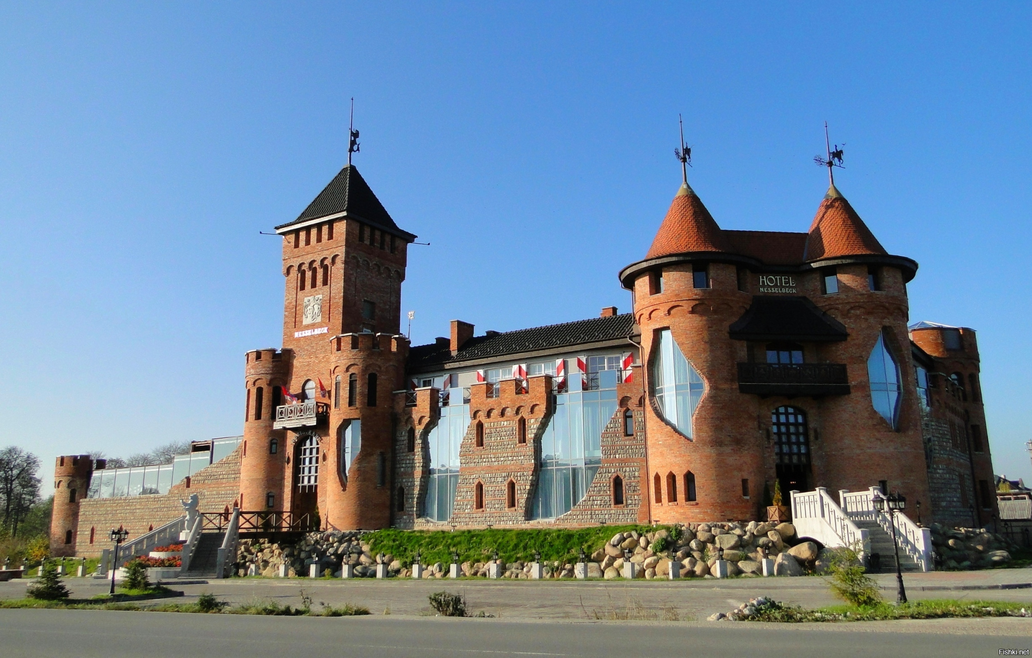 А вот так оригинально отреставрировали замок под Калининградом