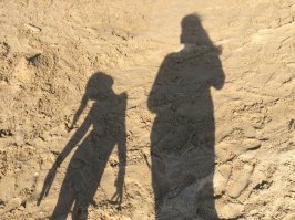 Жена с дочкой летом на пляже :)